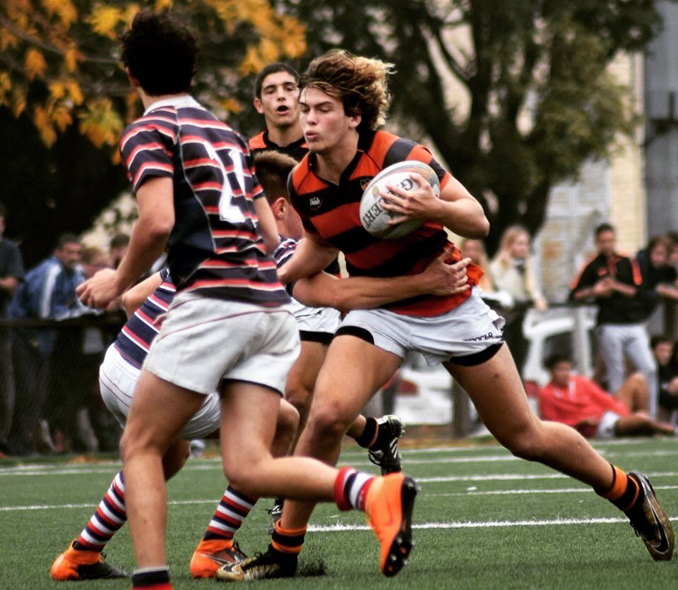 Jugador de Olivos avanzando con la pelota en un partido de rugby