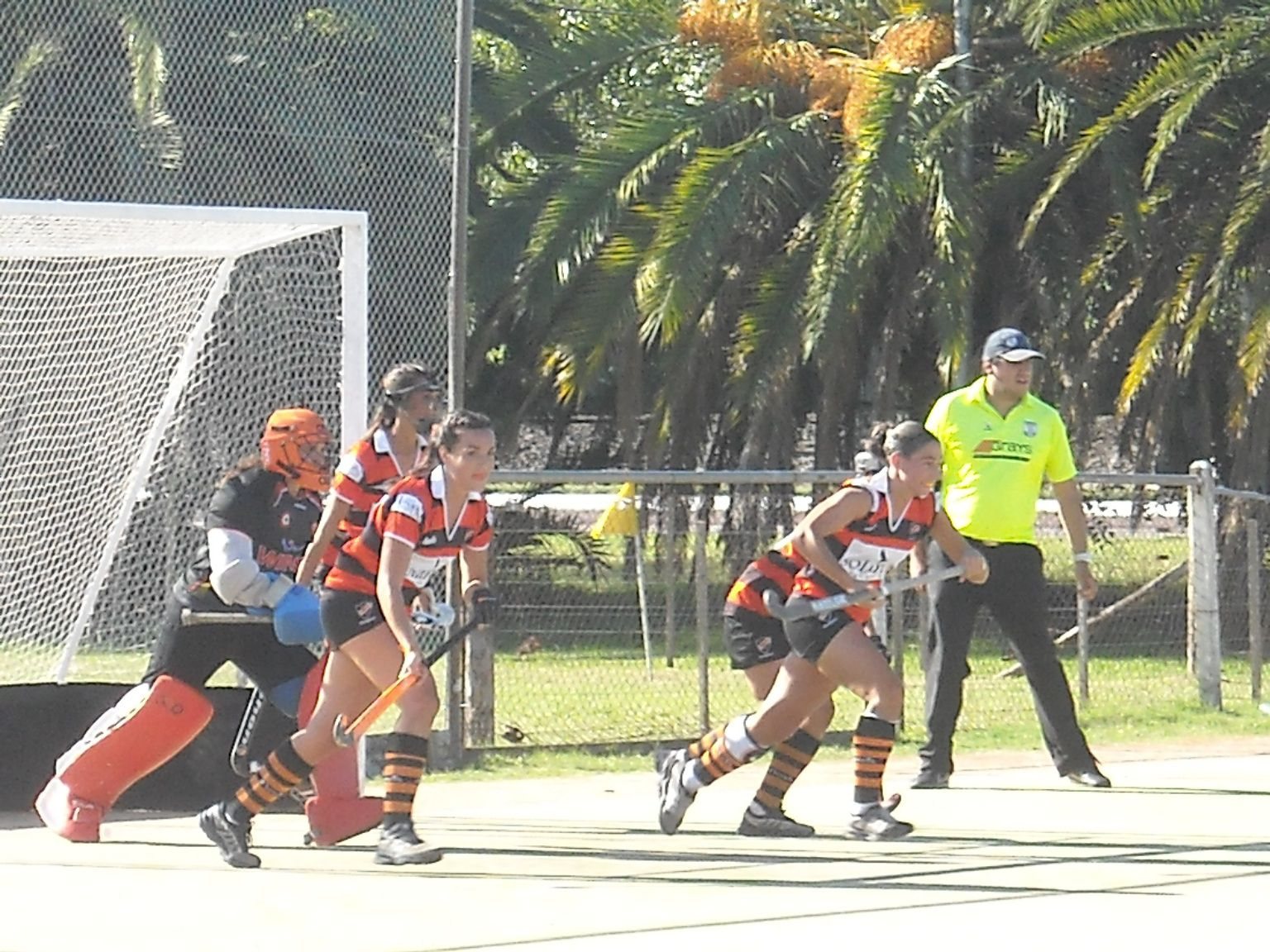 Jugadoras de hockey de Olivos atacando frente al arco rival