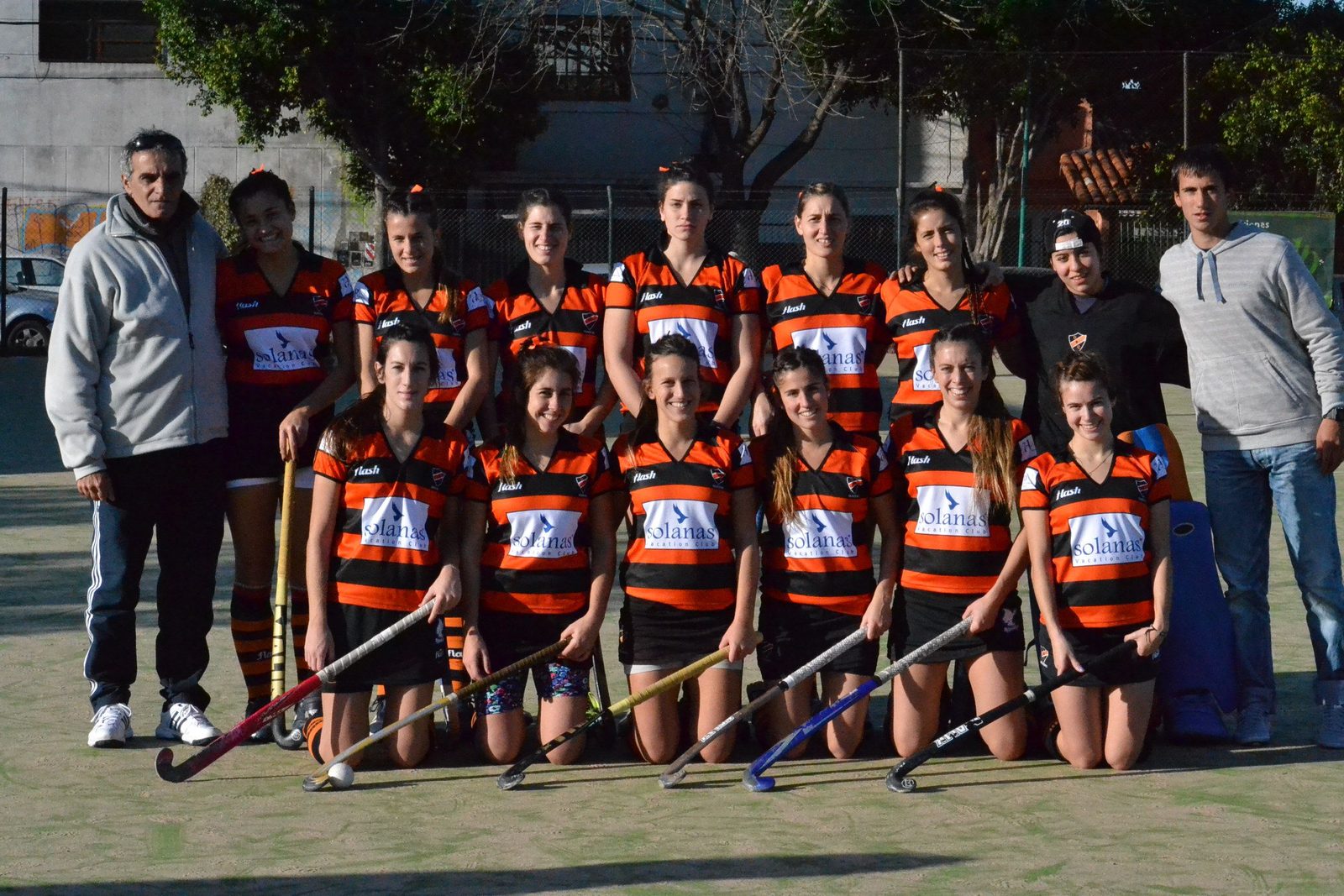 Plantel de hockey de Olivos con los palos en la cancha