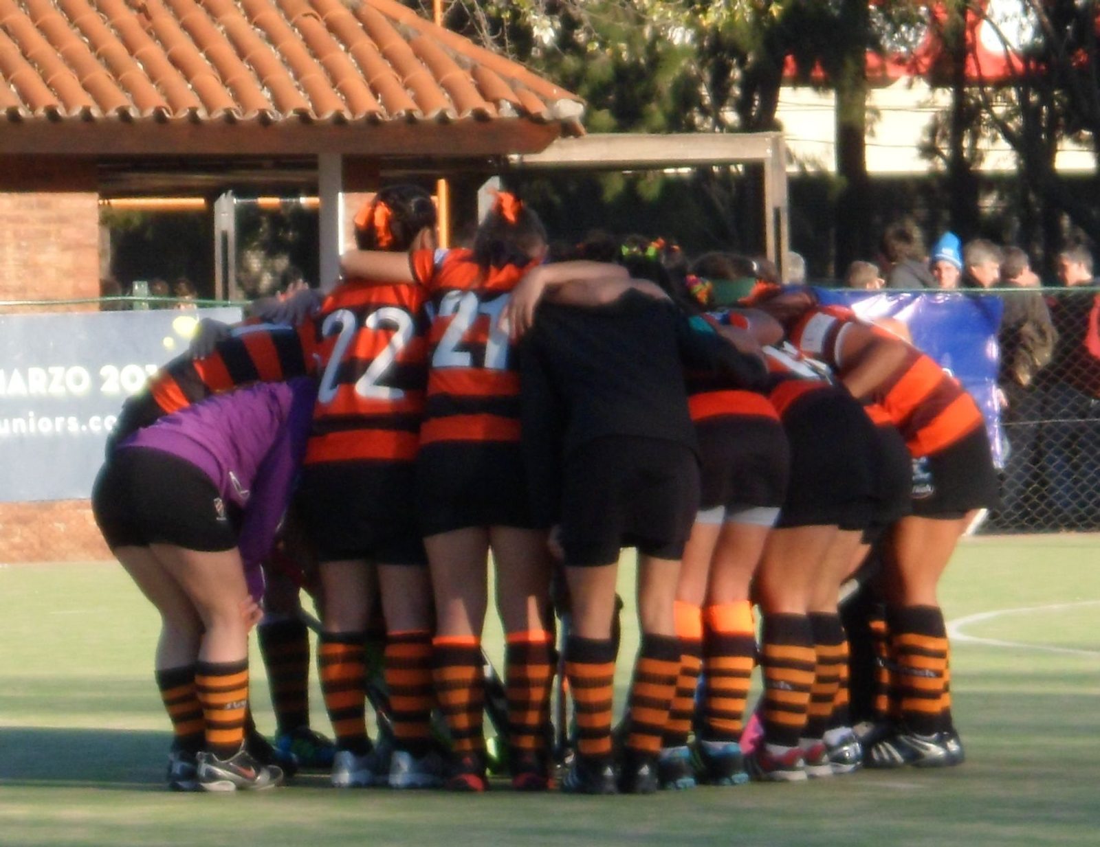 Jugadoras de hockey de Olivos reunidas en ronda en la cancha