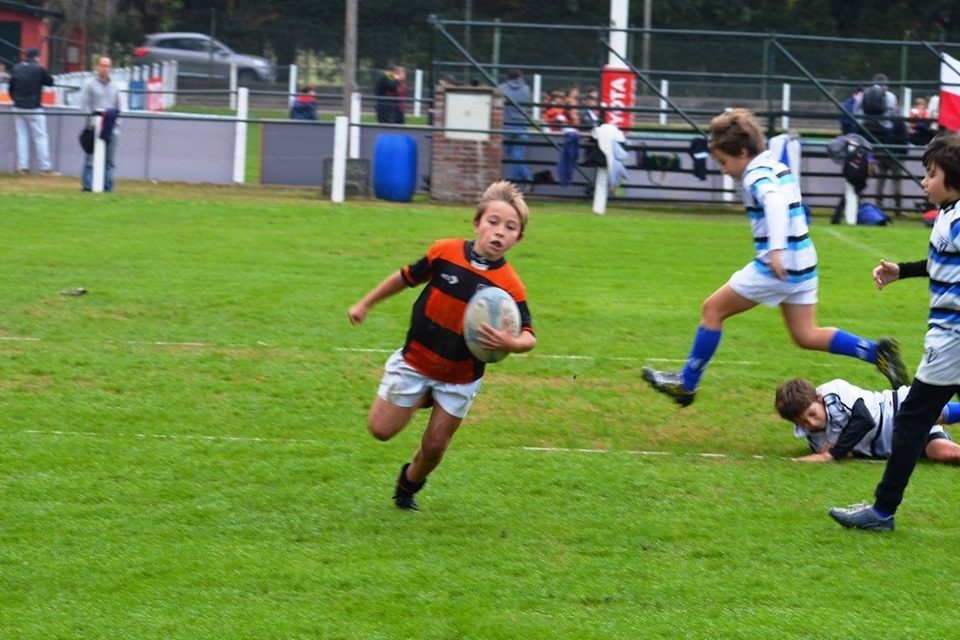 Chicos de Olivos jugando un partido de rugby infantil